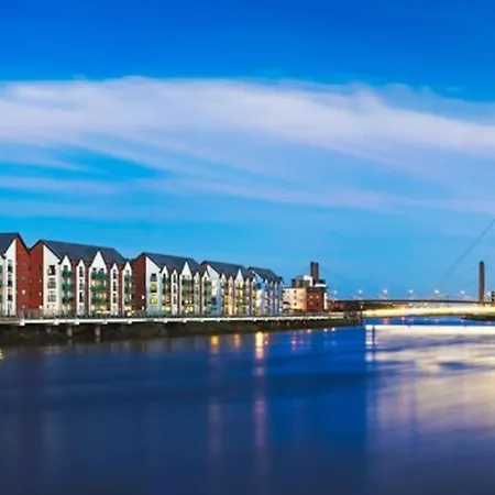 Luxury Riverfront Apartment Newport  Exterior photo