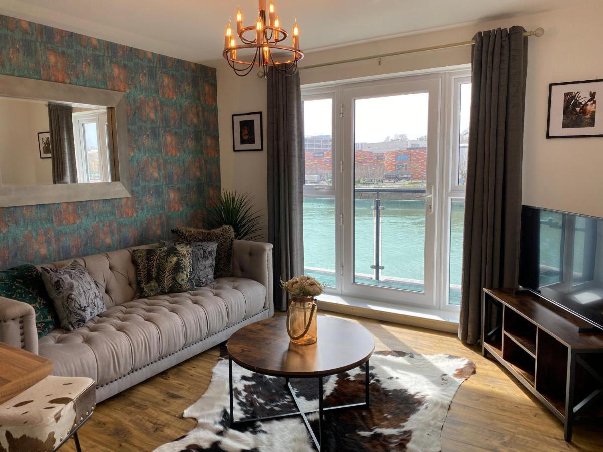 Luxury Riverfront * Newport (Gwent)